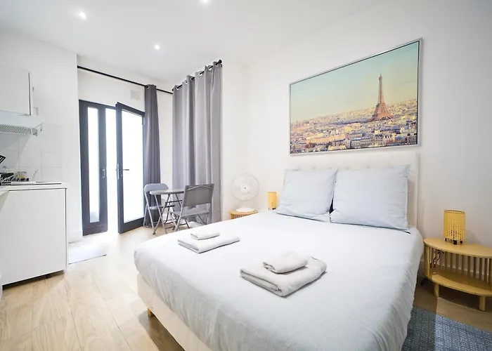 Апартаменты Lovely Parisian